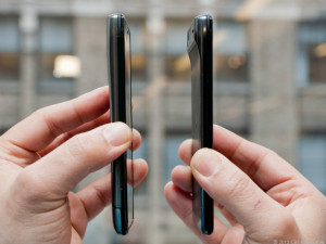 Motorola Droid Razr Maxx (L) and Motorola Droid Razr (R)(Credit: Sarah Tew/CNET)